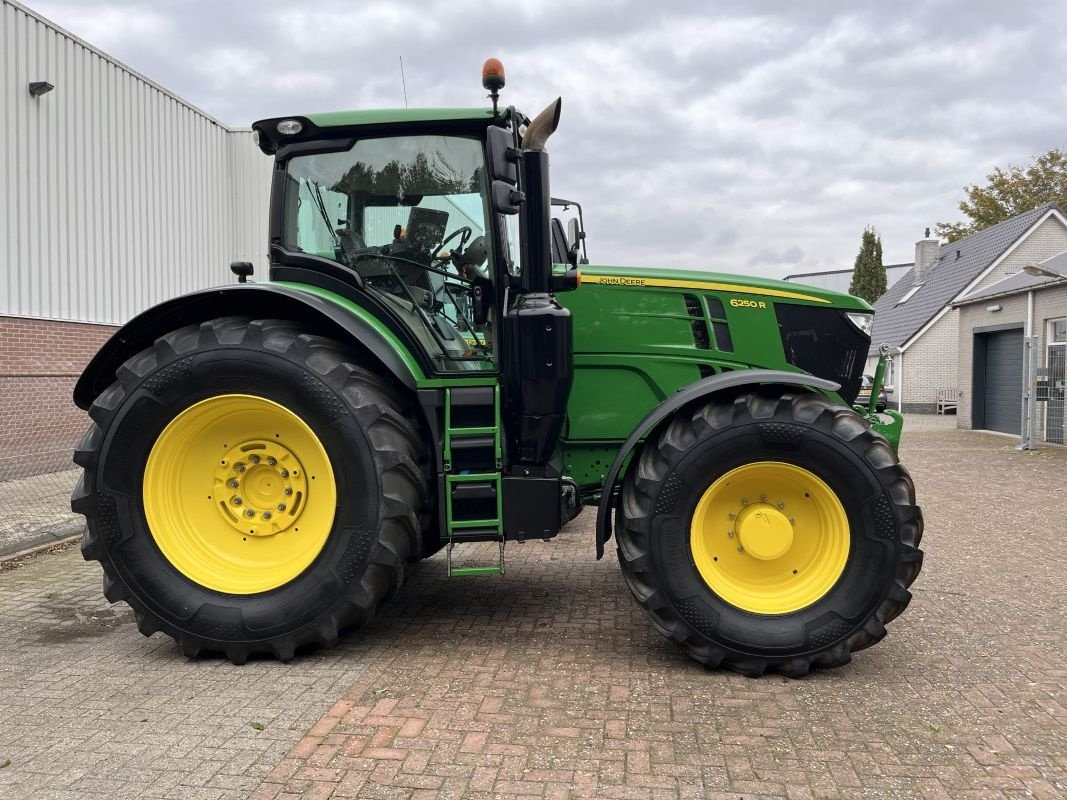 Traktor van het type John Deere 6250R, Gebrauchtmaschine in Staphorst (Foto 7)