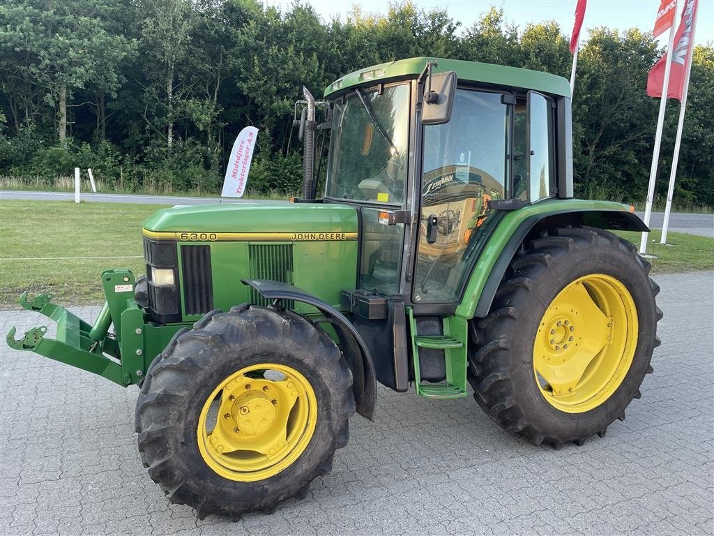 Traktor tip John Deere 6300 m/ He-Va 21.01 frontlift, Gebrauchtmaschine in Nimtofte (Poză 1)