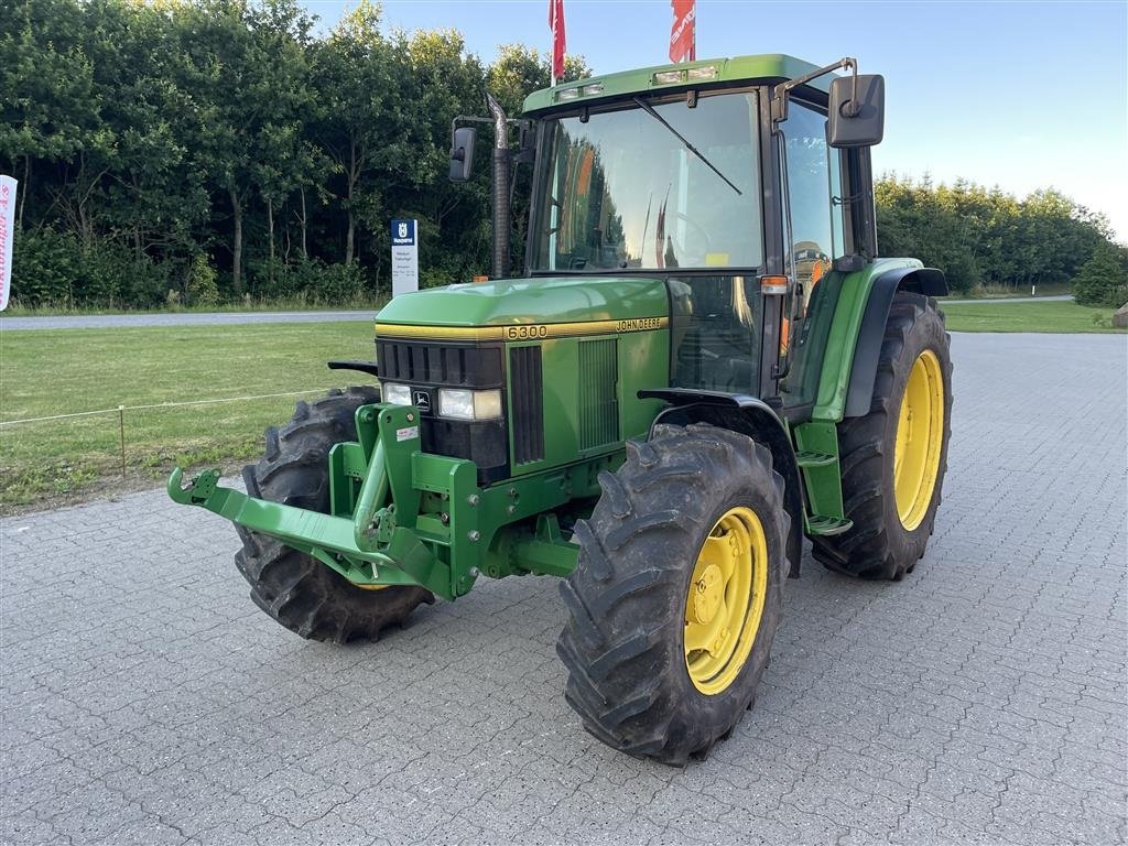 Traktor typu John Deere 6300 m/ He-Va 21.01 frontlift, Gebrauchtmaschine v Nimtofte (Obrázek 2)