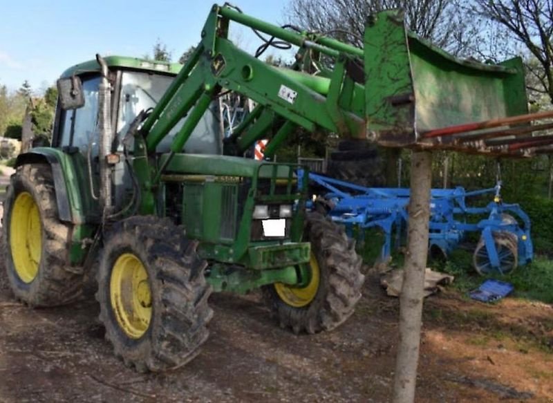 Traktor van het type John Deere 6300  mit Brandschaden. Mit Frontlader, Gebrauchtmaschine in Honigsee (Foto 1)