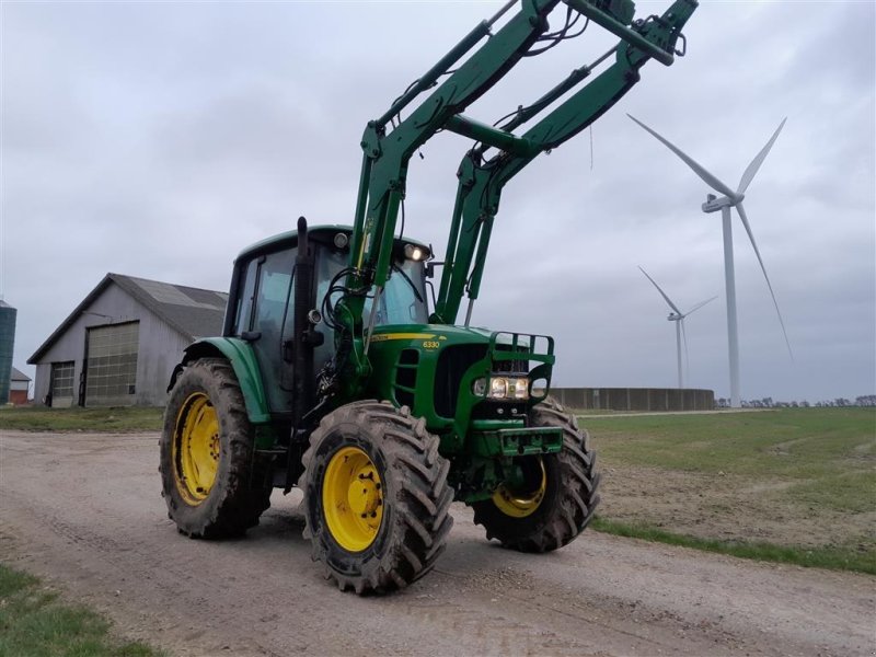 Traktor of the type John Deere 6330 Premium PQ med JD 653 frontlæsser affjedret foraksel, Gebrauchtmaschine in Skive