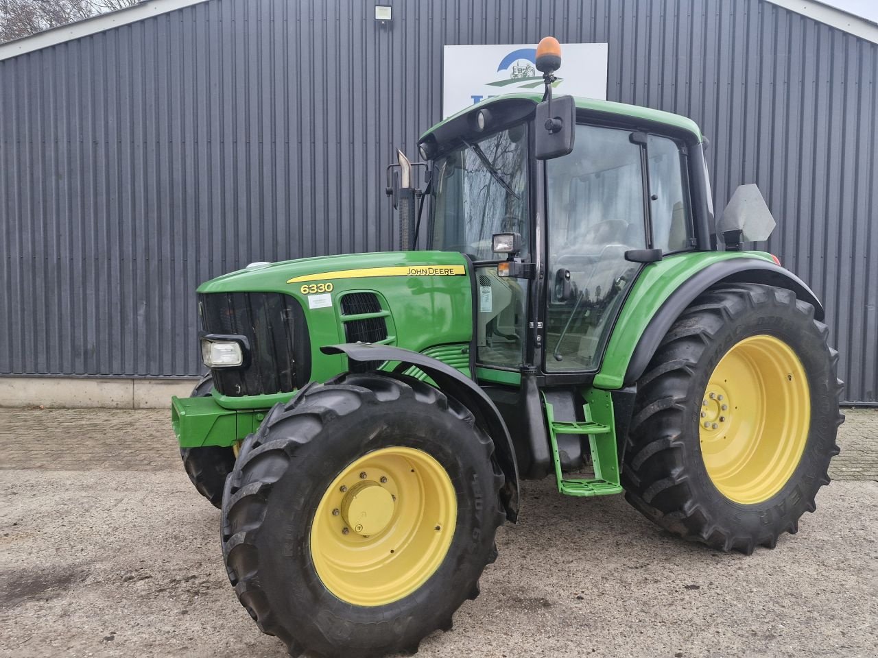 Traktor van het type John Deere 6330, Gebrauchtmaschine in Daarle (Foto 3)