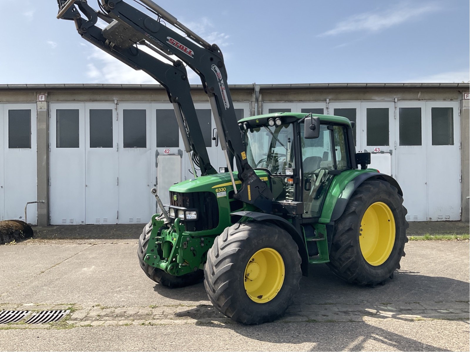 Traktor of the type John Deere 6330, Gebrauchtmaschine in Elmenhorst-Lanken (Picture 1)