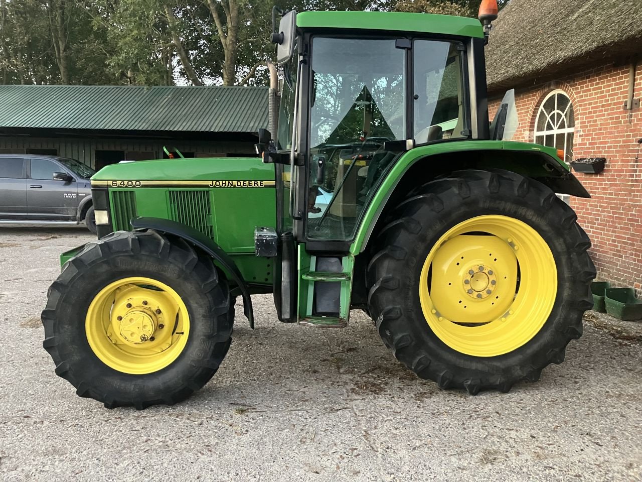 Traktor des Typs John Deere 6400, Gebrauchtmaschine in St. - Jacobiparochie (Bild 5)