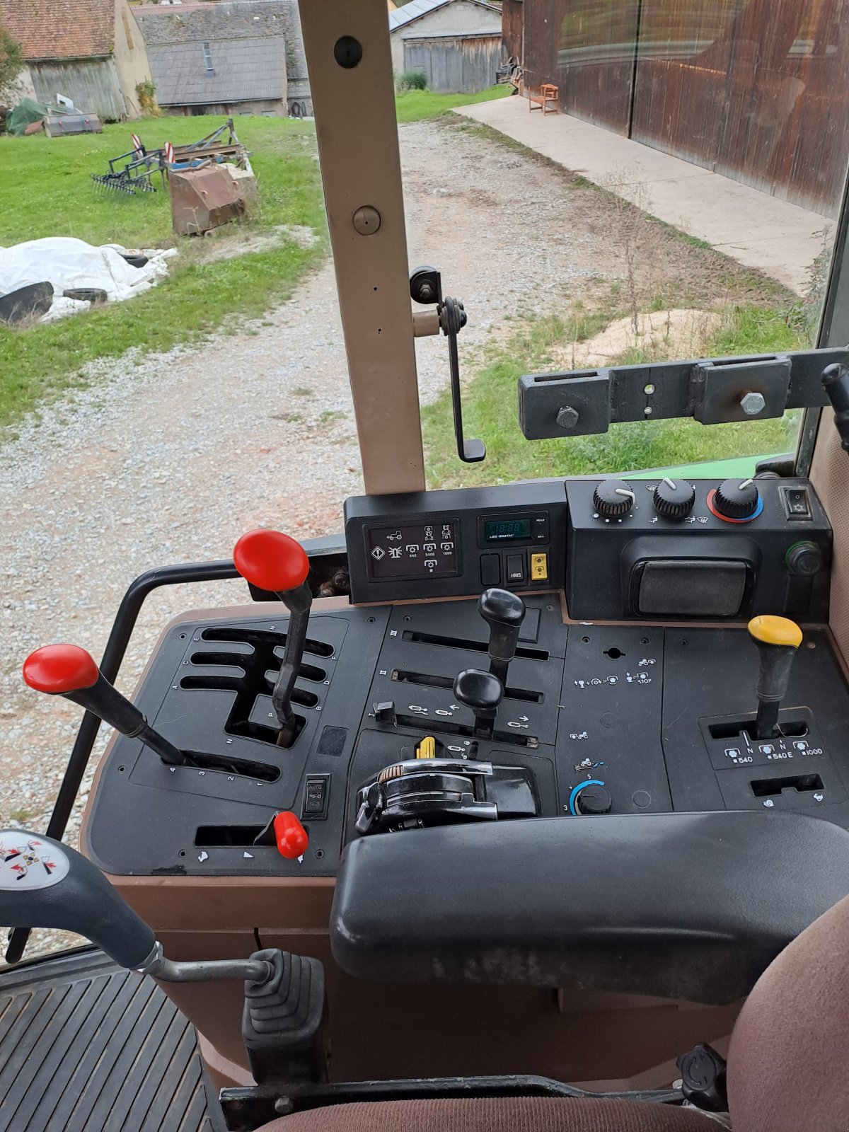 Traktor des Typs John Deere 6600, Gebrauchtmaschine in Obernzenn (Bild 3)