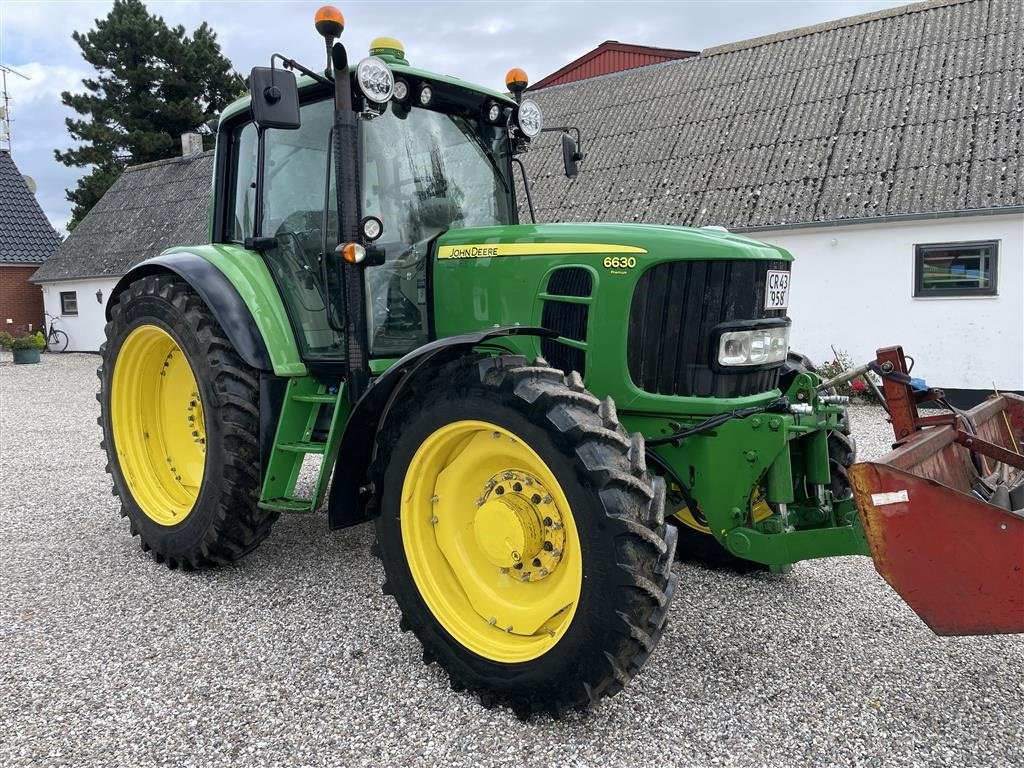 Traktor of the type John Deere 6630 Premium med frontlift, Gebrauchtmaschine in Hårlev (Picture 5)