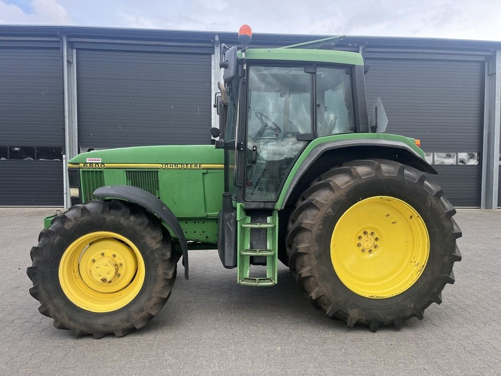 Traktor des Typs John Deere 6800, Gebrauchtmaschine in Hapert (Bild 1)