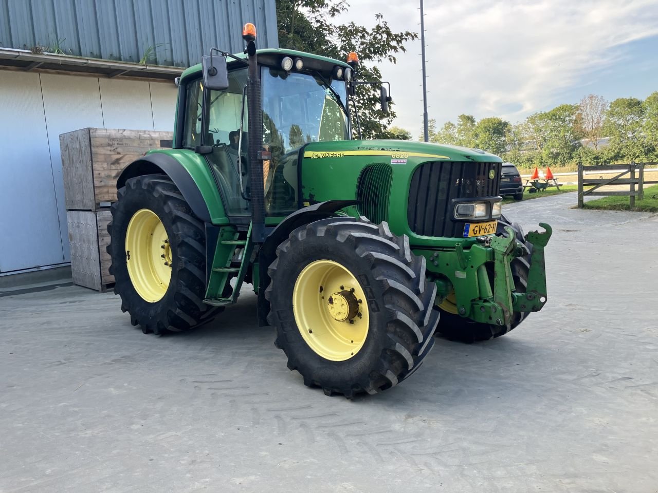 Traktor of the type John Deere 6820, Gebrauchtmaschine in St. - Jacobiparochie (Picture 1)