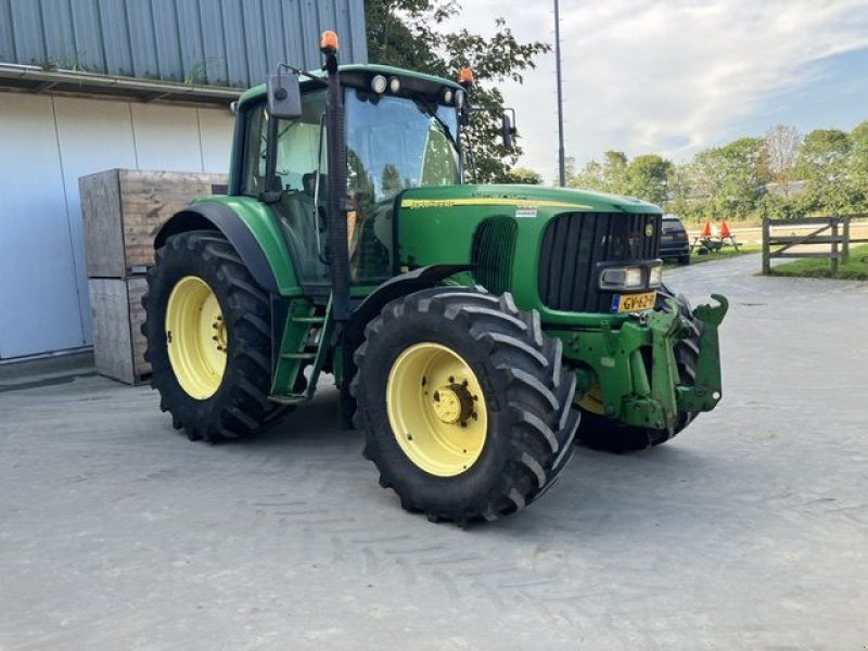 Traktor van het type John Deere 6820, Gebrauchtmaschine in St. - Jacobiparochie (Foto 1)