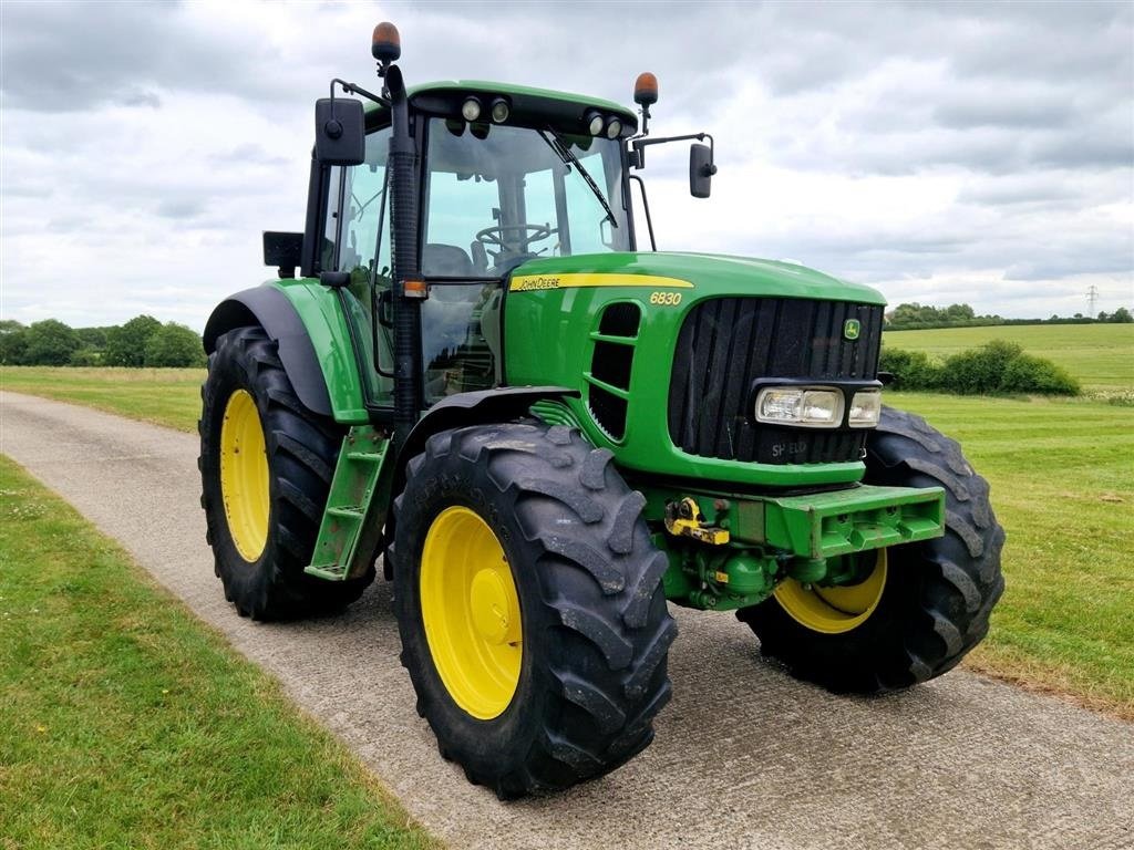 Traktor a típus John Deere 6830 Rigtig fin 6830. Kun 5400 timer!!! Ring til Ulrik for mere info på 40255544. Jeg snakker Jysk., Gebrauchtmaschine ekkor: Kolding (Kép 6)