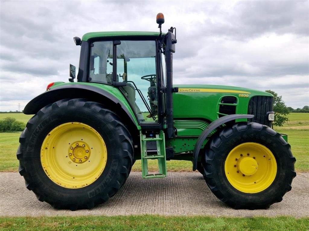 Traktor типа John Deere 6830 Rigtig fin 6830. Kun 5400 timer!!! Ring til Ulrik for mere info på 40255544. Jeg snakker Jysk., Gebrauchtmaschine в Kolding (Фотография 1)