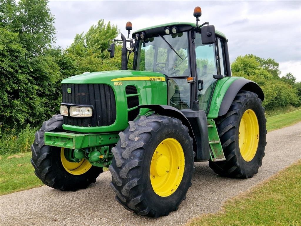 Traktor des Typs John Deere 6830 Rigtig fin 6830. Kun 5400 timer!!! Ring til Ulrik for mere info på 40255544. Jeg snakker Jysk., Gebrauchtmaschine in Kolding (Bild 2)