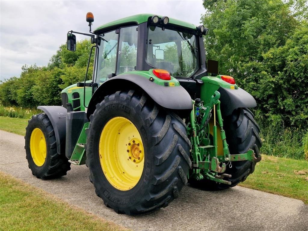 Traktor типа John Deere 6830 Rigtig fin 6830. Kun 5400 timer!!! Ring til Ulrik for mere info på 40255544. Jeg snakker Jysk., Gebrauchtmaschine в Kolding (Фотография 3)