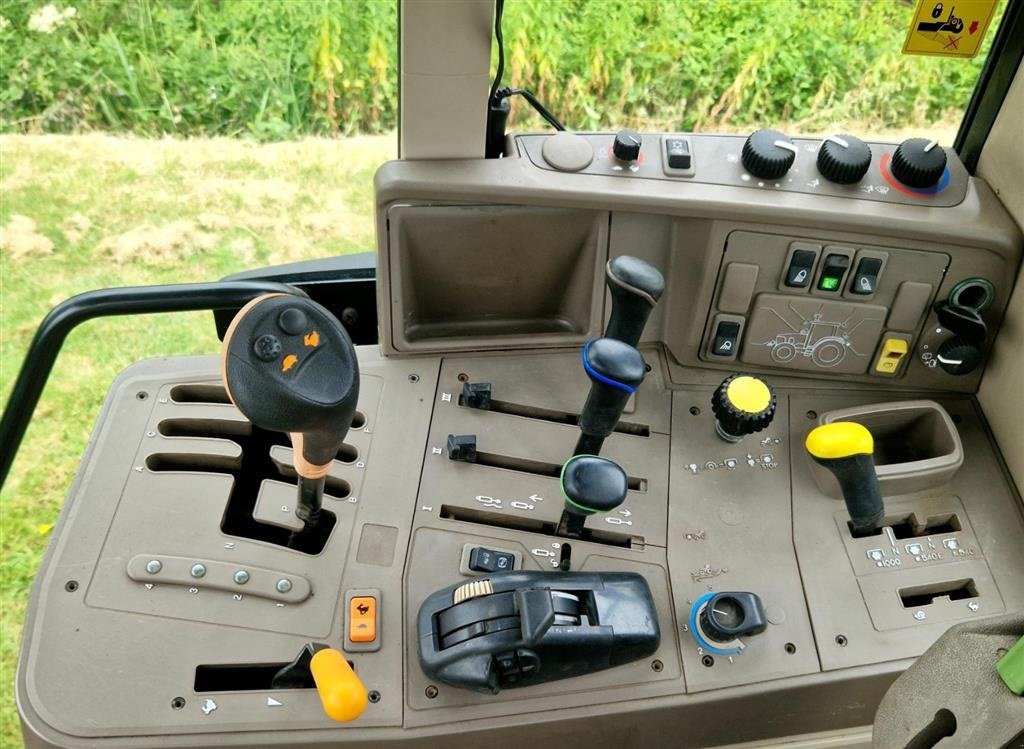 Traktor Türe ait John Deere 6830 Rigtig fin 6830. Kun 5400 timer!!! Ring til Ulrik for mere info på 40255544. Jeg snakker Jysk., Gebrauchtmaschine içinde Kolding (resim 7)