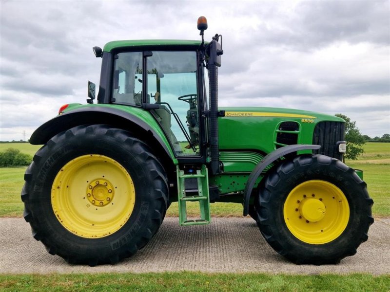 Traktor tipa John Deere 6830 SOLGT!!! Rigtig fin 6830. Kun 5400 timer!!! Ring til Ulrik for mere info på 40255544. Jeg snakker Jysk., Gebrauchtmaschine u Kolding (Slika 1)