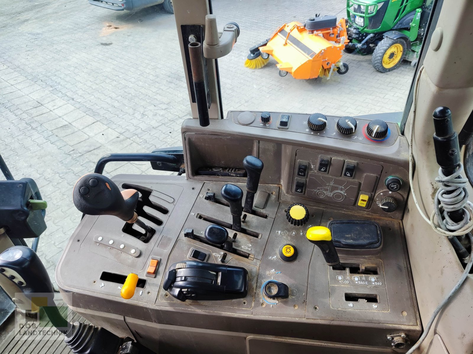 Traktor des Typs John Deere 6830, Gebrauchtmaschine in Regensburg (Bild 20)