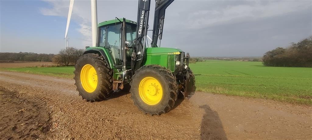 Traktor van het type John Deere 6910 PowerQuad med ÅLØ 980 frontlæsser og trykluftbremser Affjederet foraksel, Gebrauchtmaschine in Skive (Foto 3)