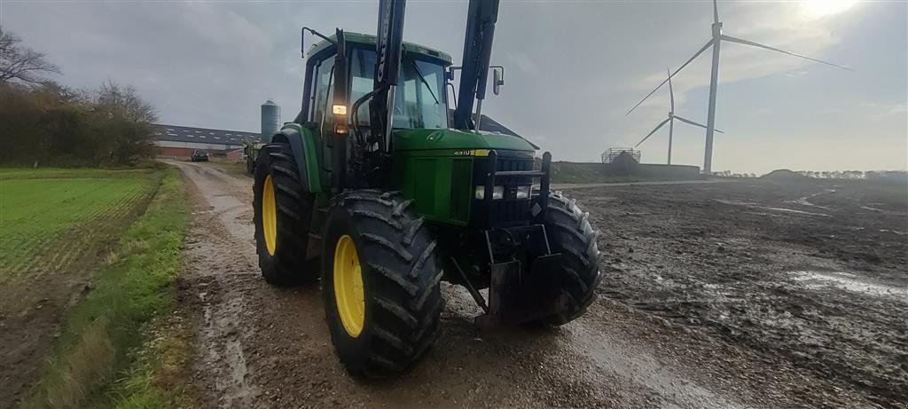 Traktor van het type John Deere 6910 PowerQuad med ÅLØ 980 frontlæsser og trykluftbremser Affjederet foraksel, Gebrauchtmaschine in Skive (Foto 2)