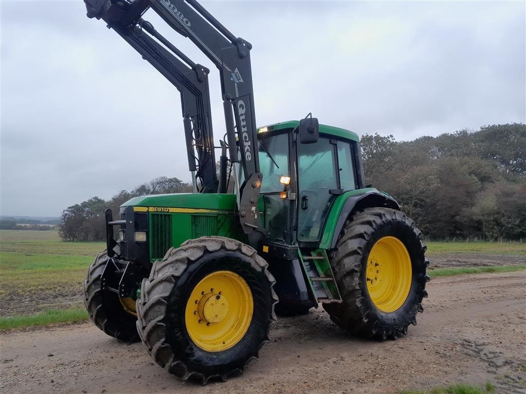 Traktor van het type John Deere 6910 PowerQuad med ÅLØ 980 frontlæsser og trykluftbremser, Gebrauchtmaschine in Skive (Foto 1)