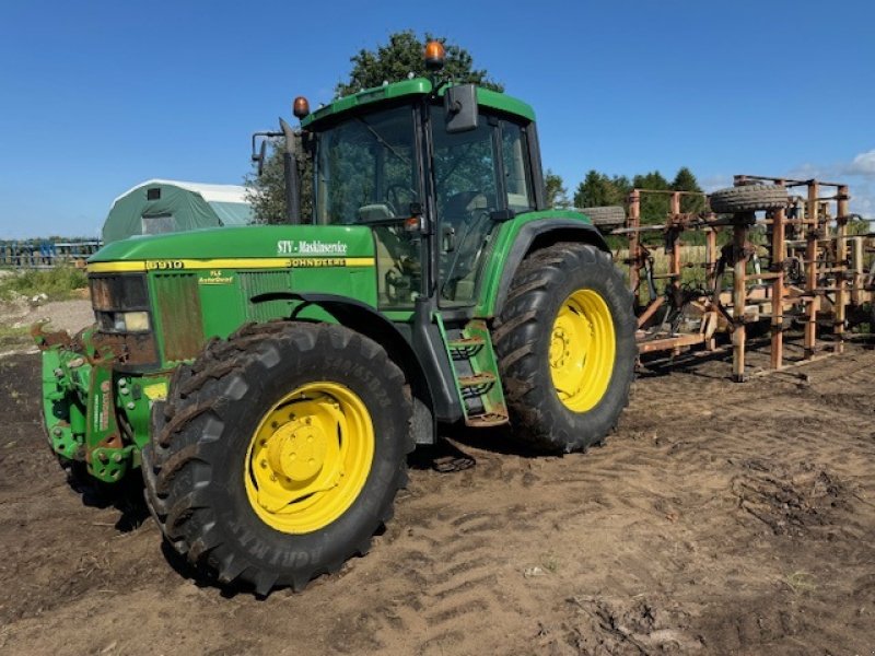 Traktor des Typs John Deere 6910 TLS FRONTLIFT, POWER QUARD, Gebrauchtmaschine in Dronninglund (Bild 2)