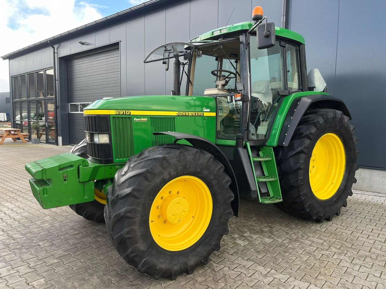 Traktor des Typs John Deere 6910, Gebrauchtmaschine in Daarle (Bild 2)