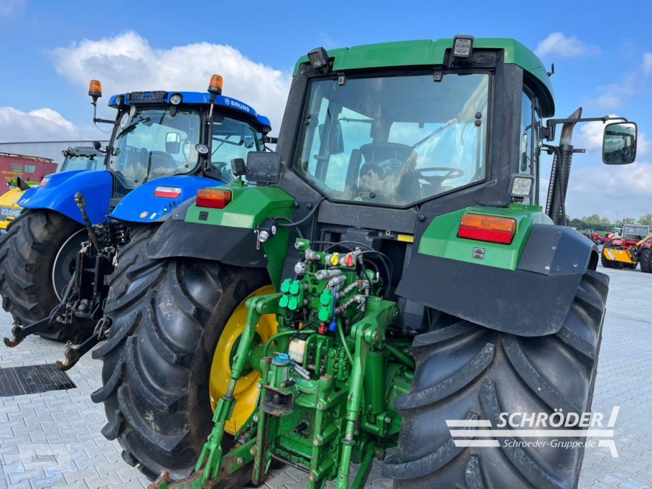 Traktor des Typs John Deere 6910, Gebrauchtmaschine in Scharrel (Bild 3)