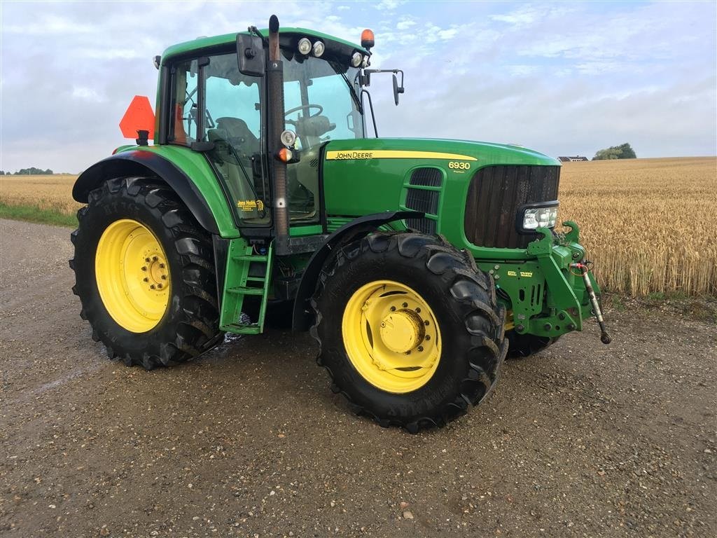 Traktor от тип John Deere 6930 Premium AP m/Frontlift+PTO, Gebrauchtmaschine в Bjerringbro (Снимка 1)