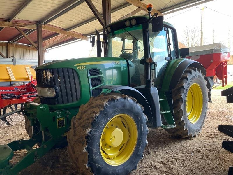 Traktor van het type John Deere 6930 PREMIUM, Gebrauchtmaschine in SAINT-GERMAIN DU PUY