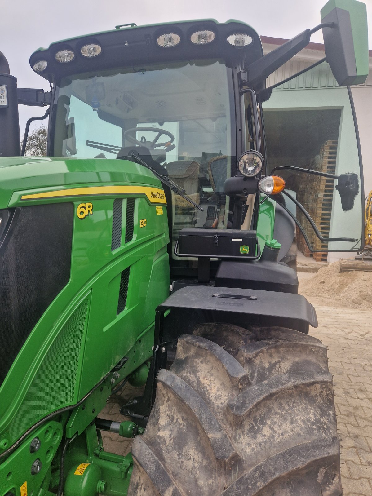 Traktor des Typs John Deere 6R 130, Gebrauchtmaschine in Osterhofen (Bild 2)