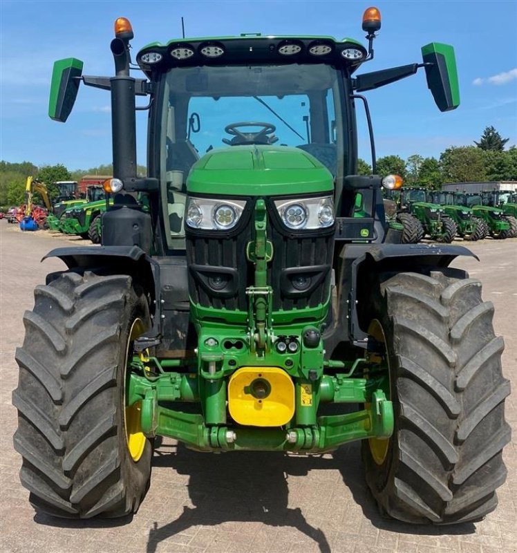 Traktor typu John Deere 6R 155 Front PTO GPS AutoTrac klar. Luft og hydraulik bremser. Frint PTO. Flere på vej ind. Ring til Ulrik på 40255544. Jeg snakker Jysk., Gebrauchtmaschine v Kolding (Obrázek 2)