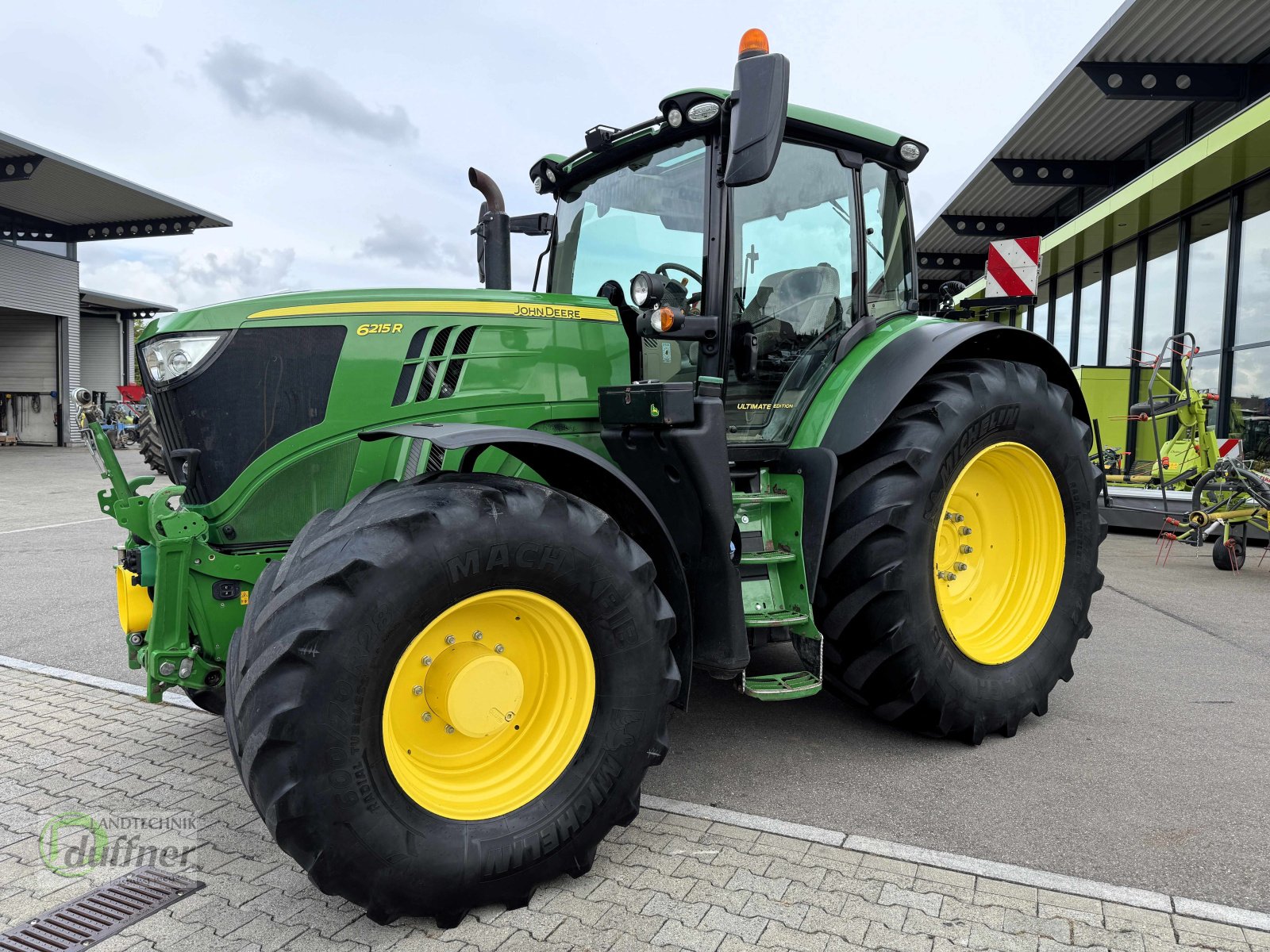 Traktor от тип John Deere 6R 215 6R215, Gebrauchtmaschine в Hohentengen (Снимка 1)