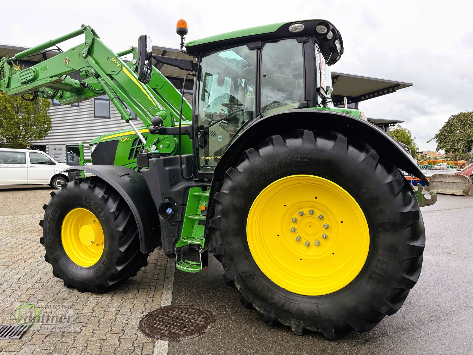 Traktor of the type John Deere 6R 215 6R215, Gebrauchtmaschine in Hohentengen (Picture 4)