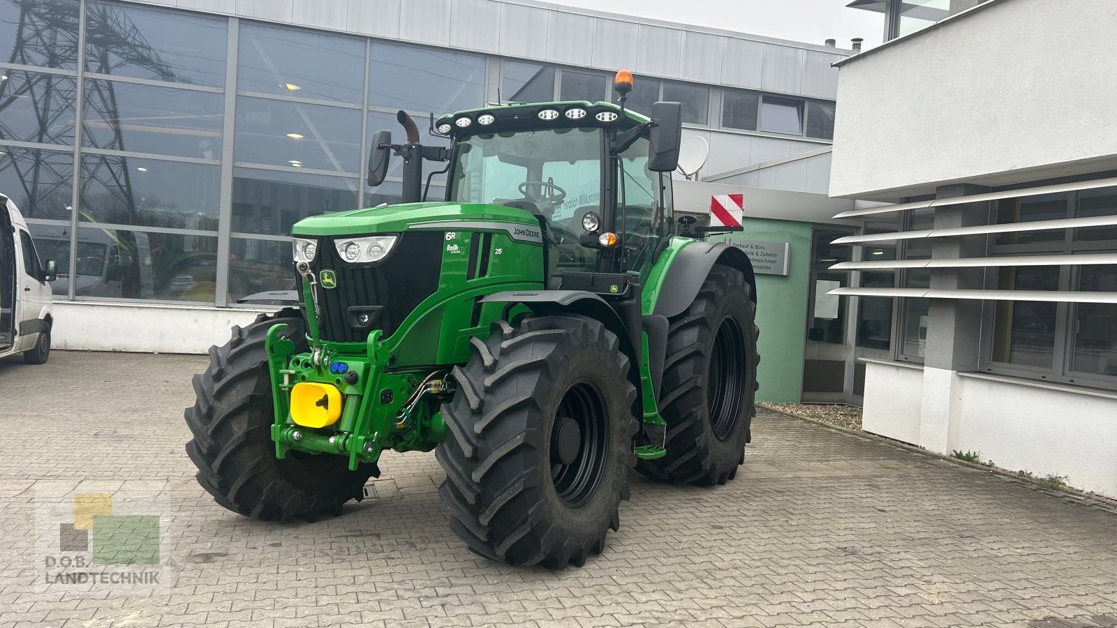 Traktor des Typs John Deere 6R 215 6R215, Gebrauchtmaschine in Regensburg (Bild 2)