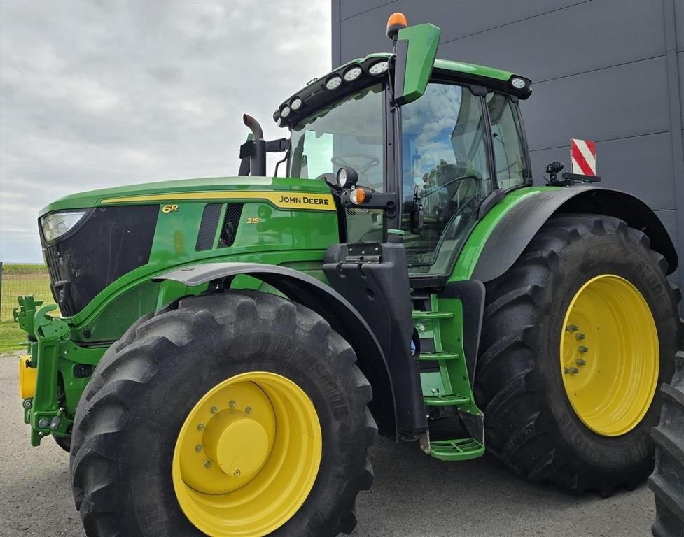 Traktor a típus John Deere 6R 215 Vi giver 50 timers reklamationsret i Danmark!!! Front PTO, luftbremser, CommandArm. AutoTrac. StarFire 6000 antenne. Ring til Ulrik på 40255544. Jeg snakker Jysk, tysk og engelsk., Gebrauchtmaschine ekkor: Kolding (Kép 1)