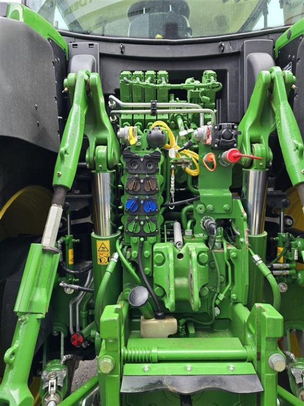 Traktor типа John Deere 6R 215 Vi giver 50 timers reklamationsret i Danmark!!! Front PTO, luftbremser, CommandArm. AutoTrac. StarFire 6000 antenne. Ring til Ulrik på 40255544. Jeg snakker Jysk, tysk og engelsk., Gebrauchtmaschine в Kolding (Фотография 5)