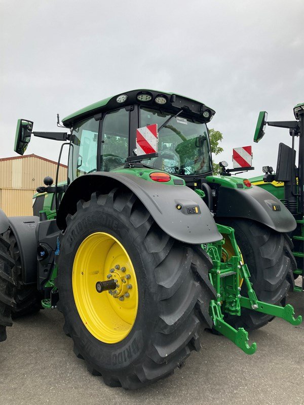 Traktor van het type John Deere 6R 215, Neumaschine in Chavornay (Foto 2)