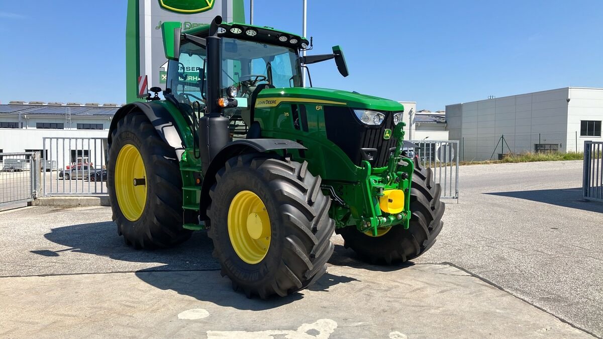 Traktor des Typs John Deere 6R 215, Neumaschine in Zwettl (Bild 2)