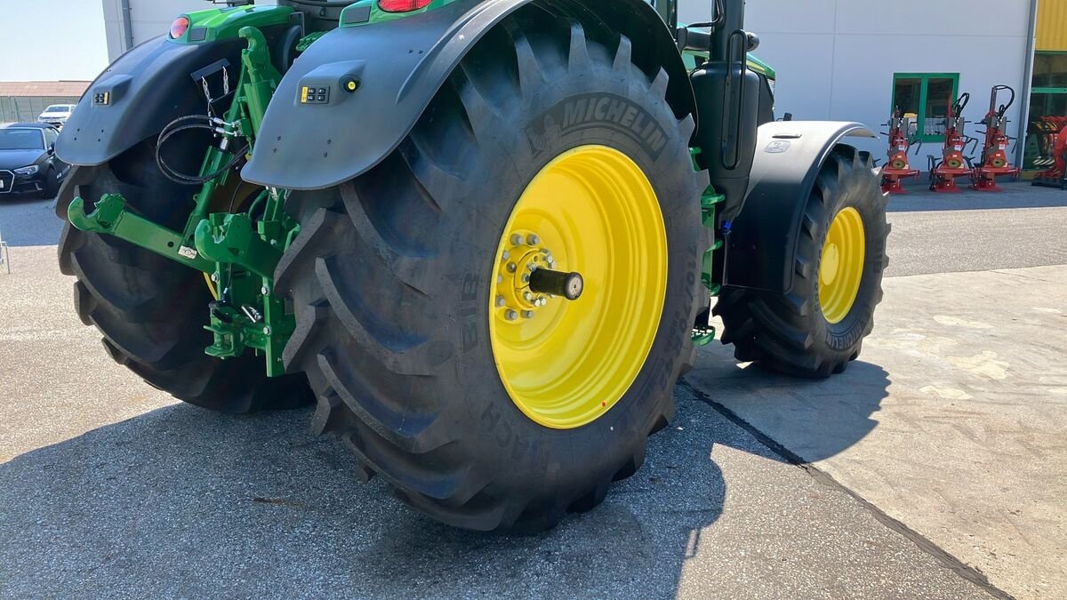 Traktor of the type John Deere 6R 215, Neumaschine in Zwettl (Picture 17)