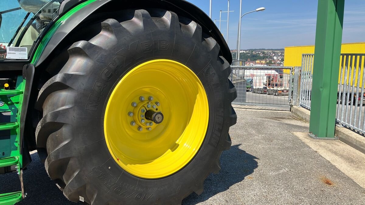 Traktor of the type John Deere 6R 215, Neumaschine in Zwettl (Picture 18)