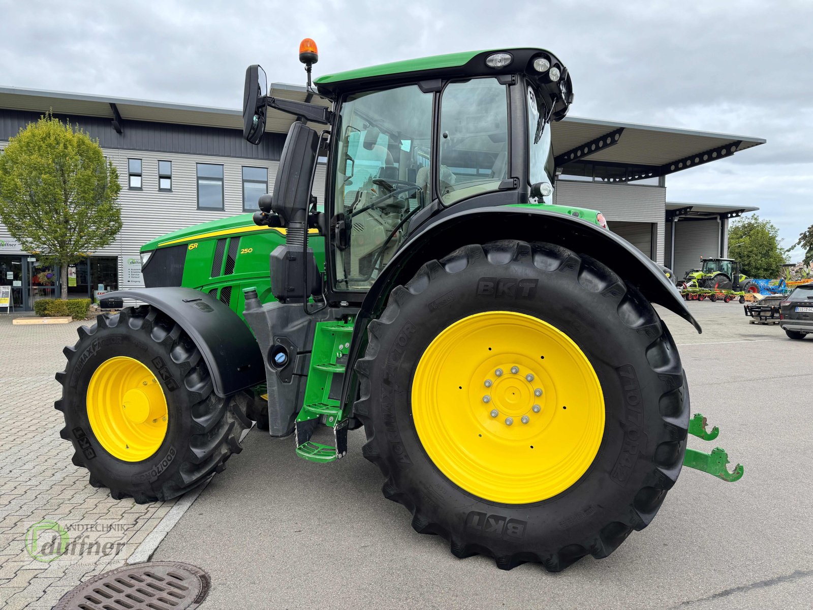 Traktor des Typs John Deere 6R 250 6R250, Gebrauchtmaschine in Hohentengen (Bild 4)