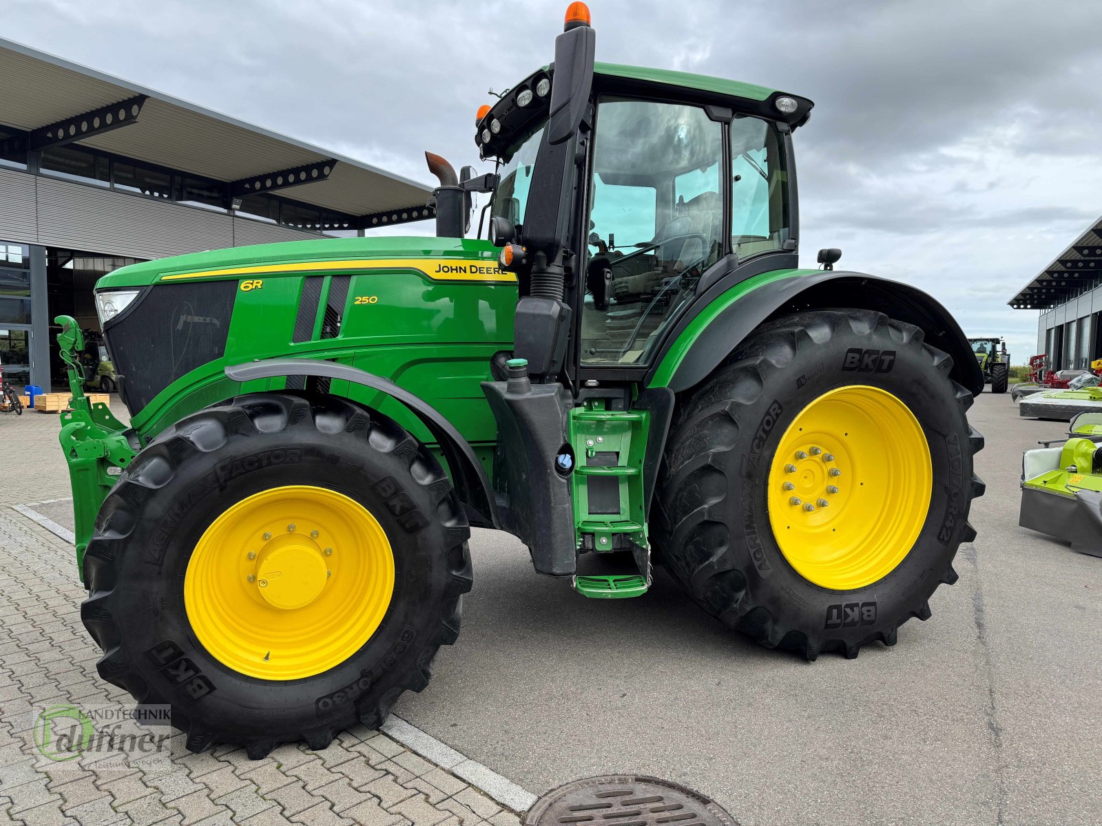 Traktor des Typs John Deere 6R 250 6R250, Gebrauchtmaschine in Hohentengen (Bild 5)