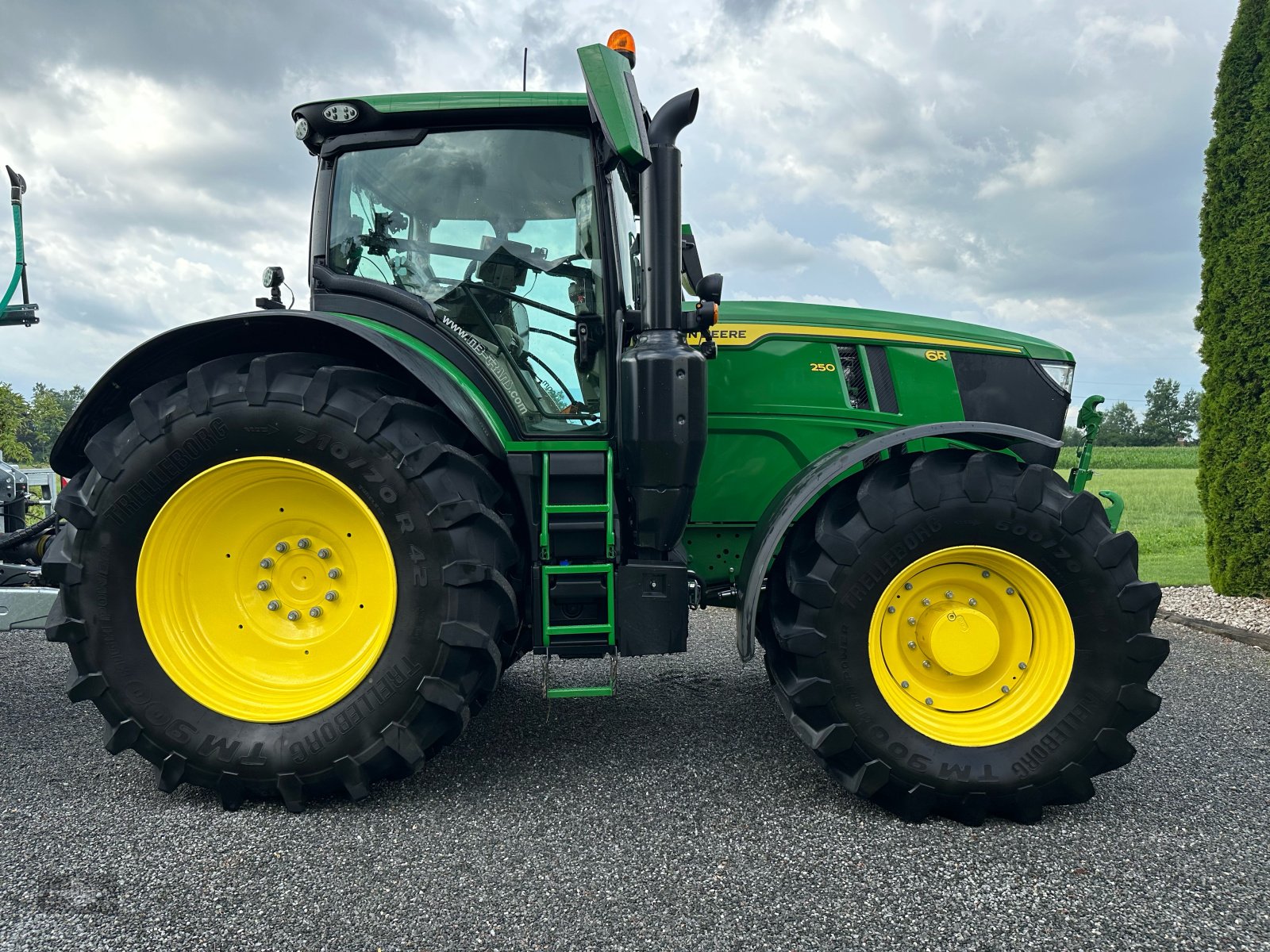 Traktor des Typs John Deere 6R 250 GPS wurde 10/2024 nachgerüstet, Gebrauchtmaschine in Rankweil (Bild 2)