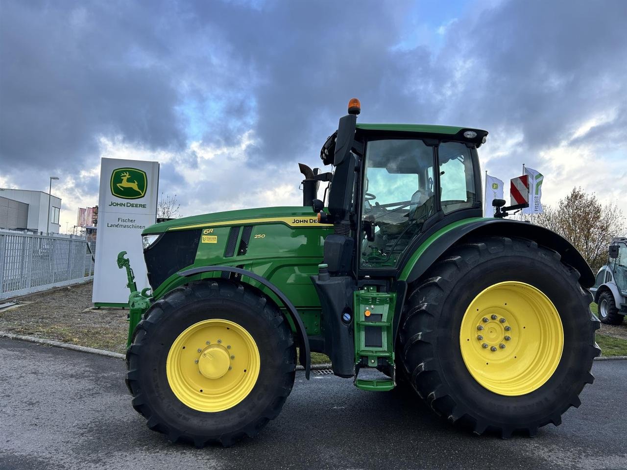 Traktor of the type John Deere 6R 250, Gebrauchtmaschine in Zweibrücken (Picture 1)