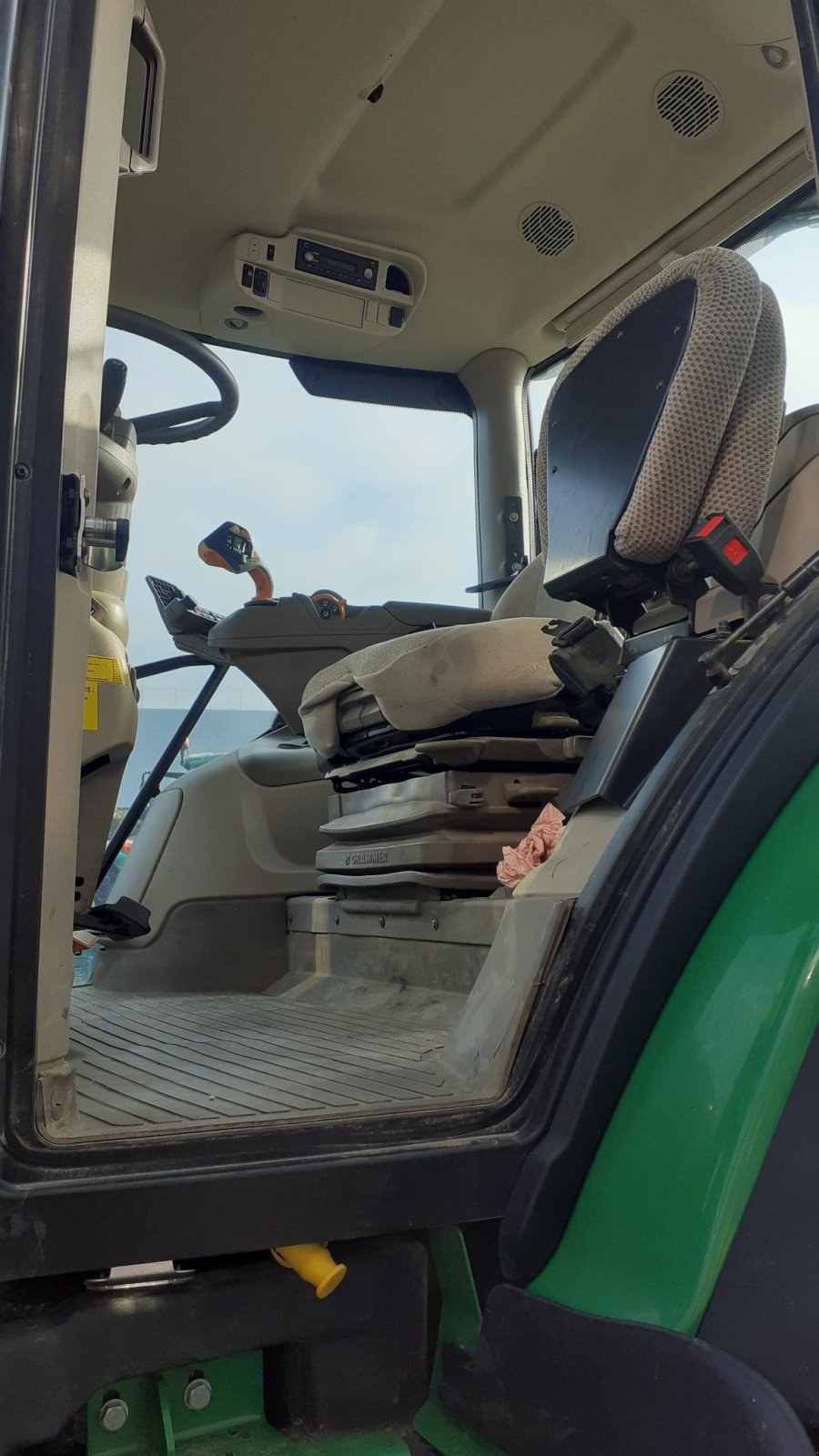 Traktor a típus John Deere 6R, Gebrauchtmaschine ekkor: Les Touches (Kép 5)