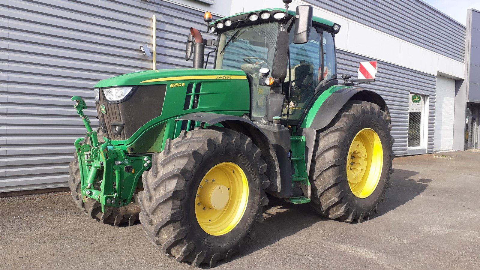 Traktor of the type John Deere 6R, Gebrauchtmaschine in Les Touches (Picture 1)