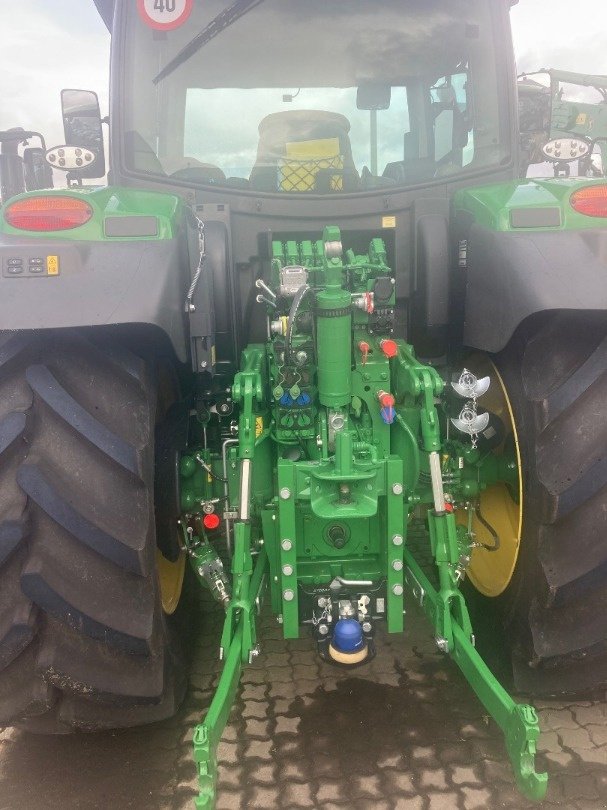 Traktor des Typs John Deere 6R150, Ausstellungsmaschine in Kleinandelfingen (Bild 4)