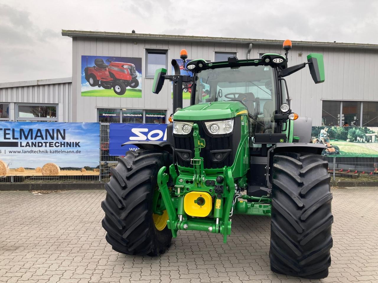 Traktor des Typs John Deere 6R185, Gebrauchtmaschine in Stuhr (Bild 1)