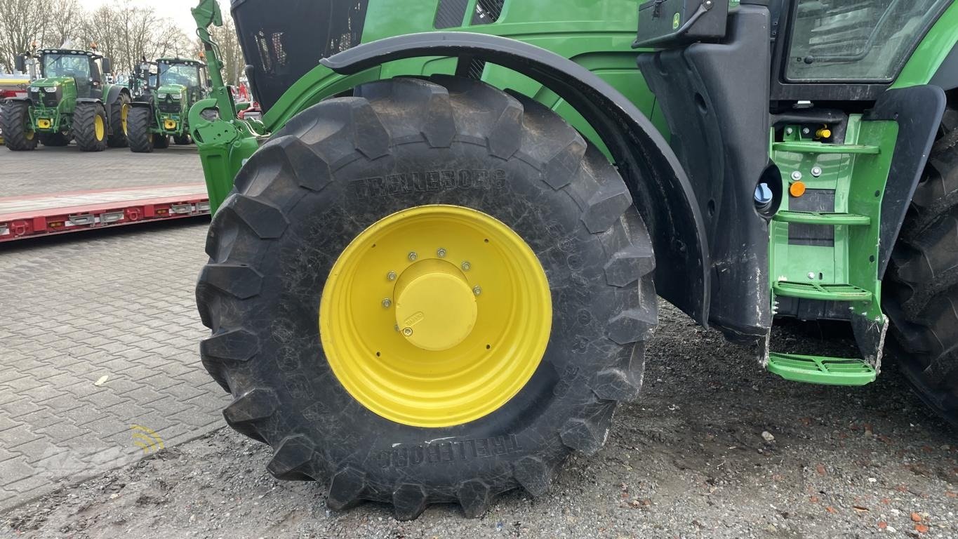 Traktor van het type John Deere 6R215, Neumaschine in Damme (Foto 7)