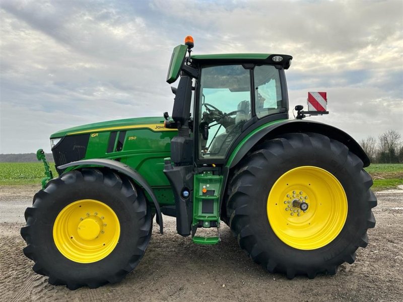 Traktor του τύπου John Deere 6R250 2 stk fra samme gård. 530 / 590 timer. Den nye 6R model. Ring til Ulrik på 40255544. Jeg snakker Jysk, tysk og engelsk., Gebrauchtmaschine σε Kolding (Φωτογραφία 1)