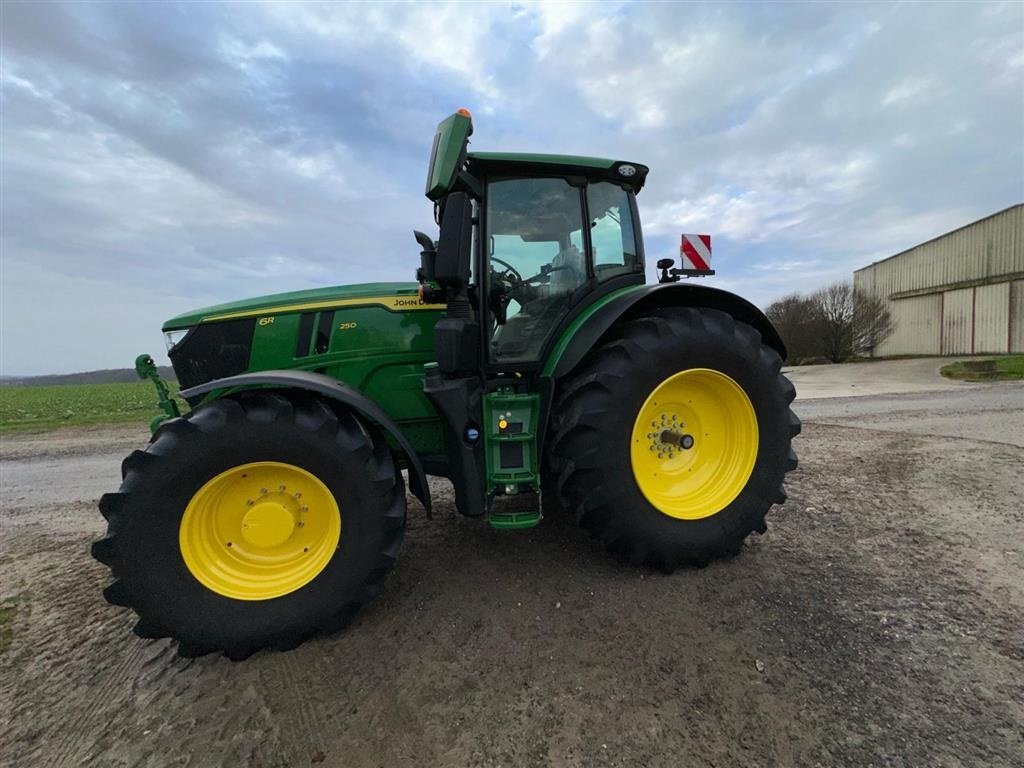 Traktor des Typs John Deere 6R250 2 stk fra samme gård. 530 / 590 timer. Den nye 6R model. Ring til Ulrik på 40255544. Jeg snakker Jysk, tysk og engelsk., Gebrauchtmaschine in Kolding (Bild 3)